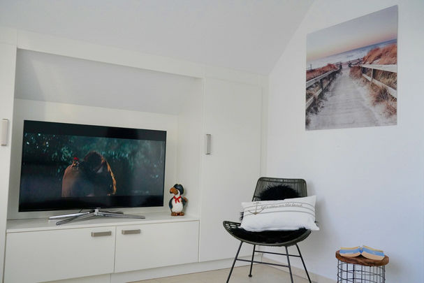 Einbauschrank mit Smart TV und Sitzecke